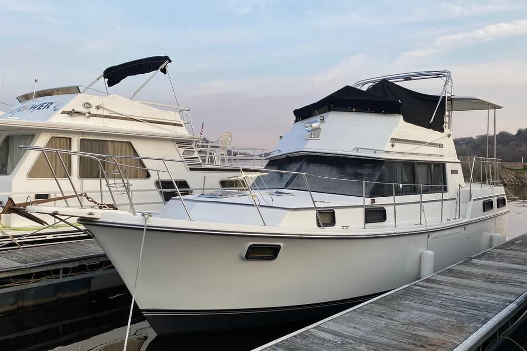 1985 Carver 3607 Aft Cabin Motoryacht thumbnail 2