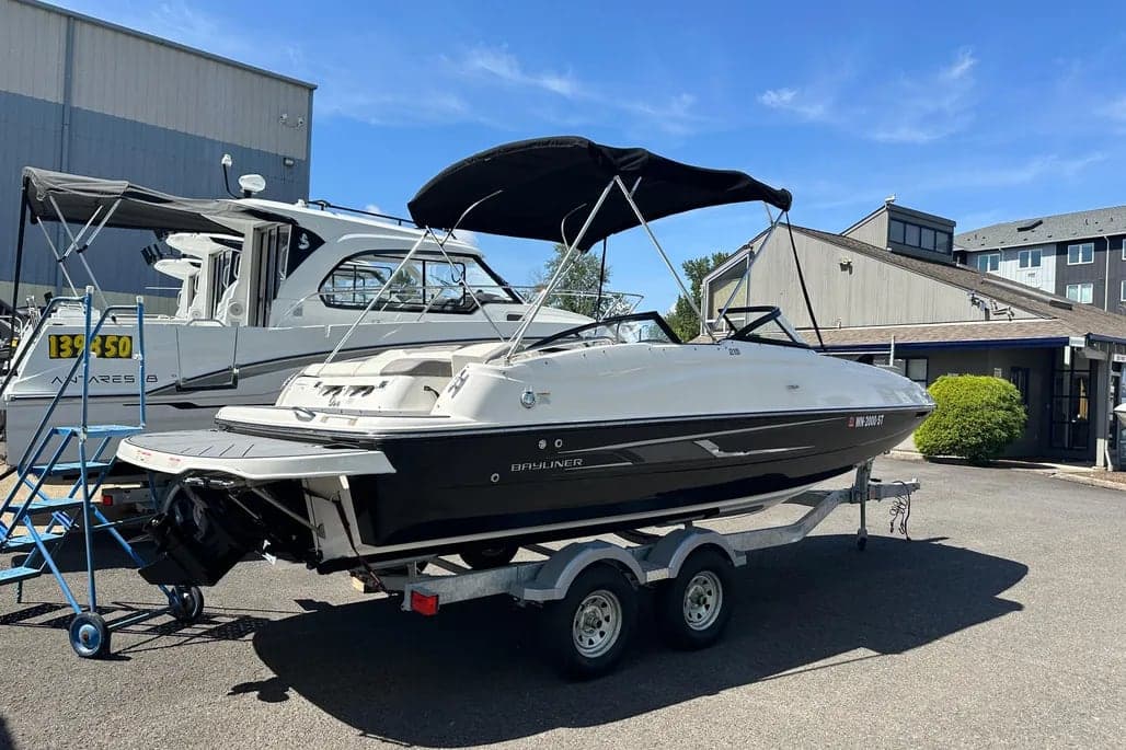 2016 Bayliner 215 Deck Boat