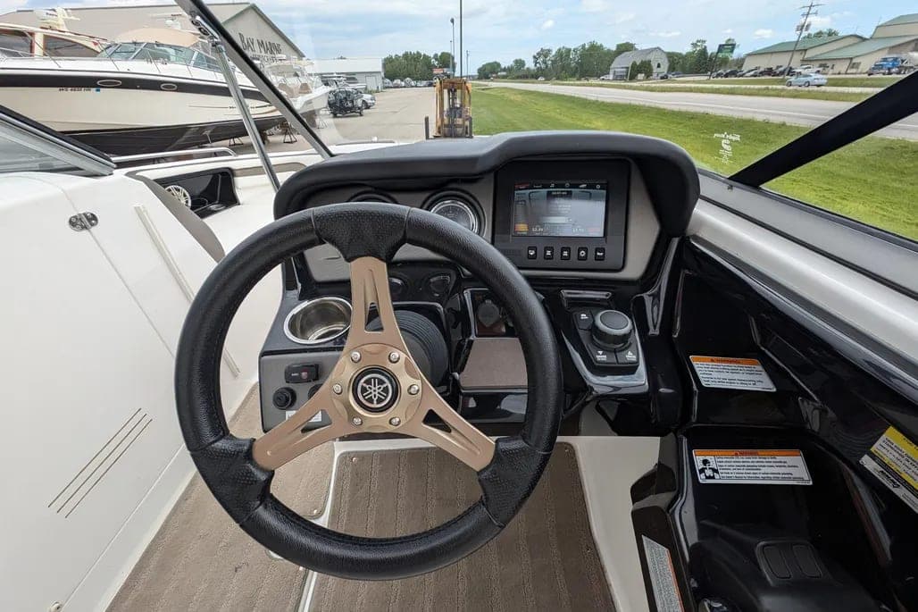 2015 Yamaha Boats 242 Limited S thumbnail 2