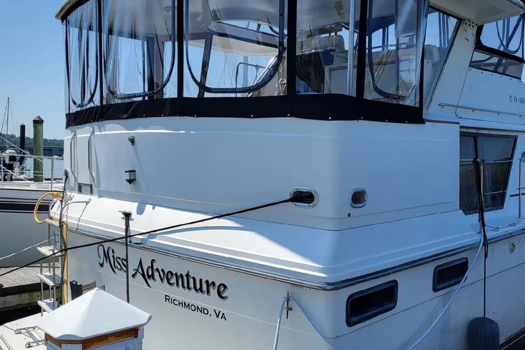 1986 Carver 42 Aft Cabin Motoryacht thumbnail 2