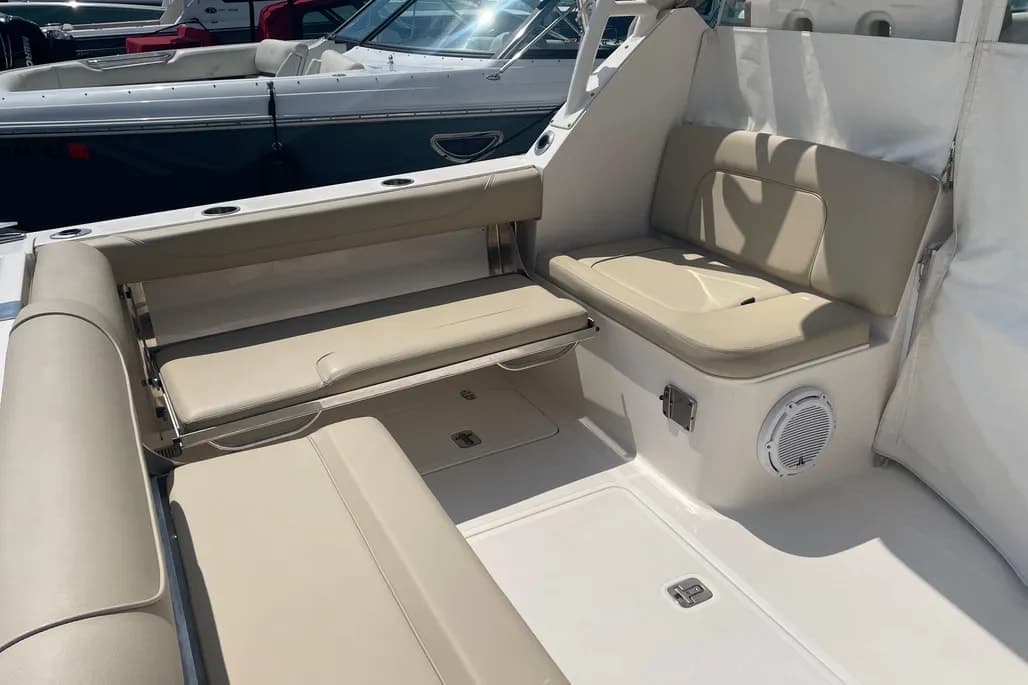 2016 Pursuit 326 DC thumbnail 2