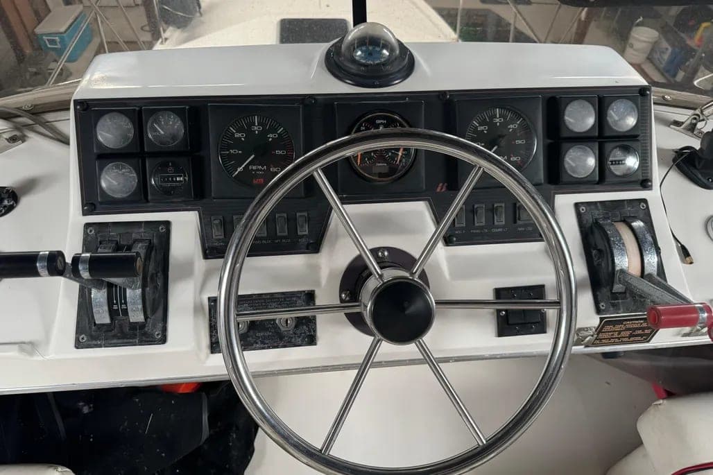 1990 Bayliner 3288 Motoryacht thumbnail 2