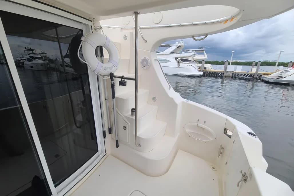 2005 Silverton 38 Sport Bridge thumbnail 2