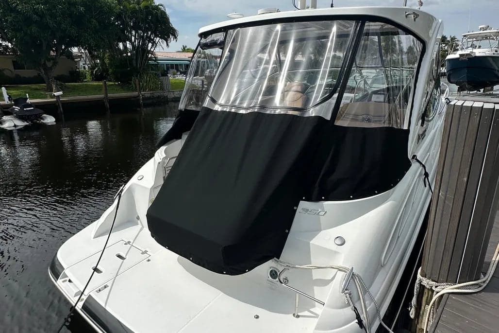 2014 Cruisers Yachts 350 Express thumbnail 2