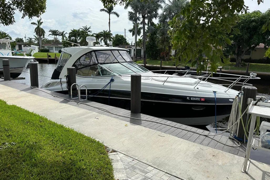 2014 Cruisers Yachts 350 Express thumbnail 1