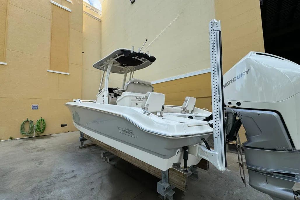 2023 Boston Whaler 250 Dauntless thumbnail 2