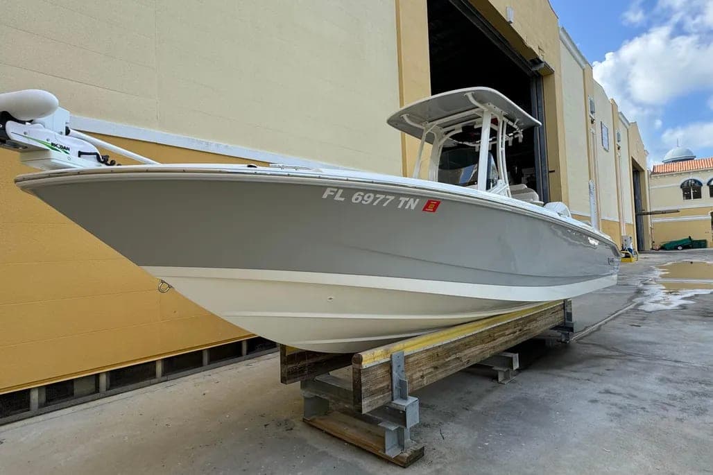 2023 Boston Whaler 250 Dauntless thumbnail 1