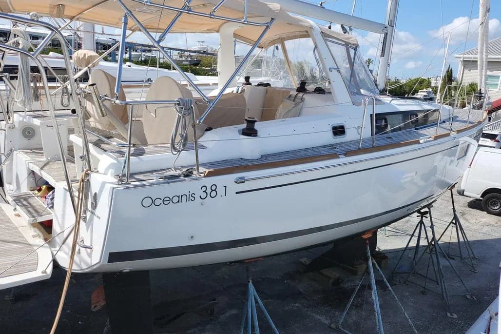 2019 Beneteau Oceanis 38.1 thumbnail 2