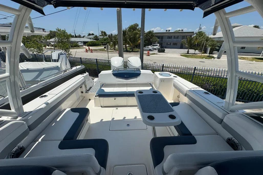 2021 Robalo R317 thumbnail 1