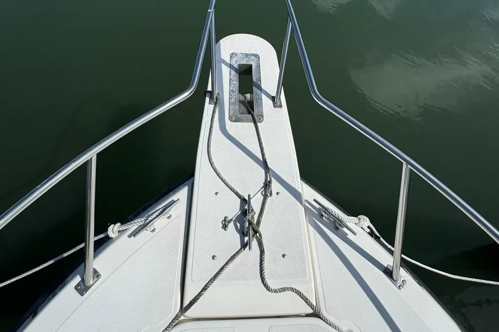 2001 Pursuit 2470 Walkaround thumbnail 2