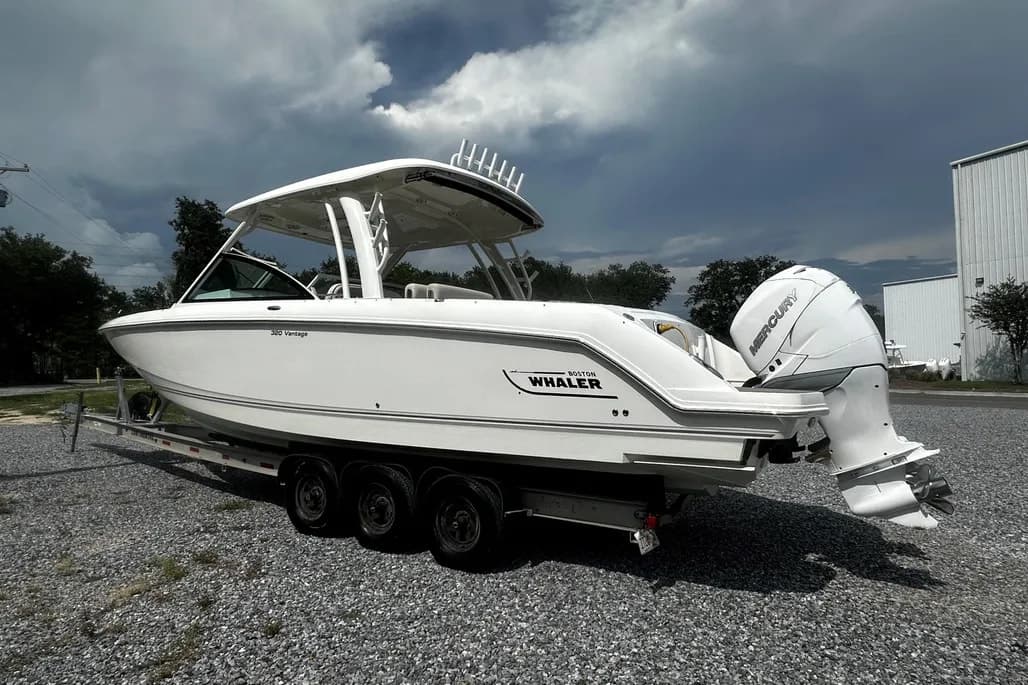 2016 Boston Whaler 320 Vantage