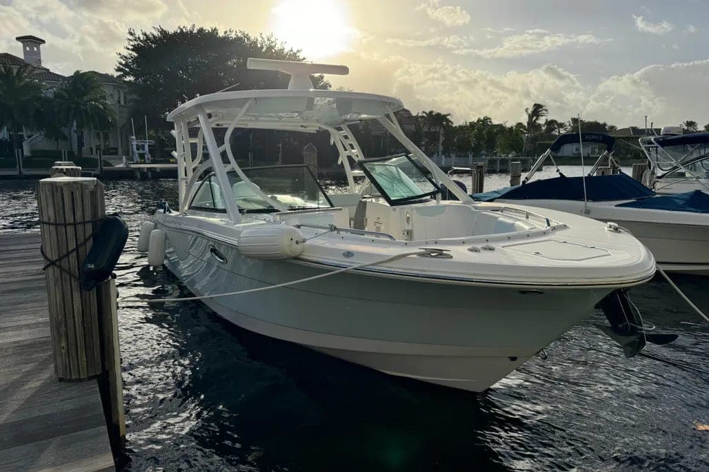 2018 Robalo R317 Dual Console thumbnail 1