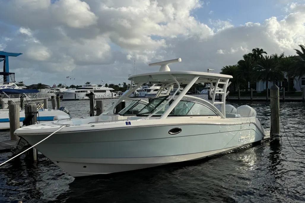 2018 Robalo R317 Dual Console
