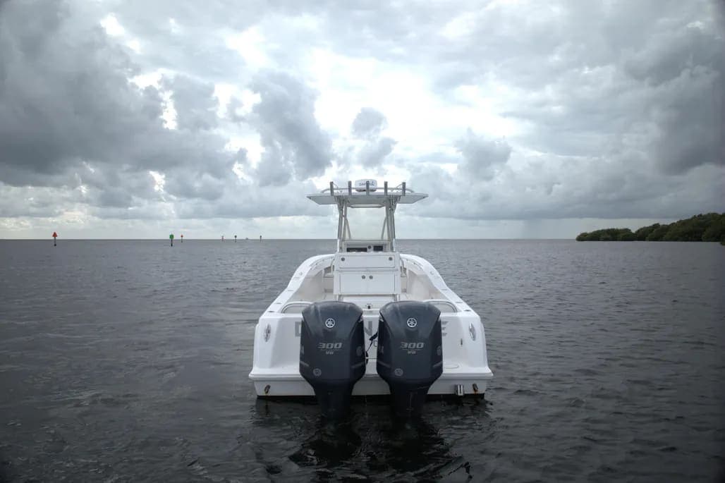 2012 Invincible 33 thumbnail 2