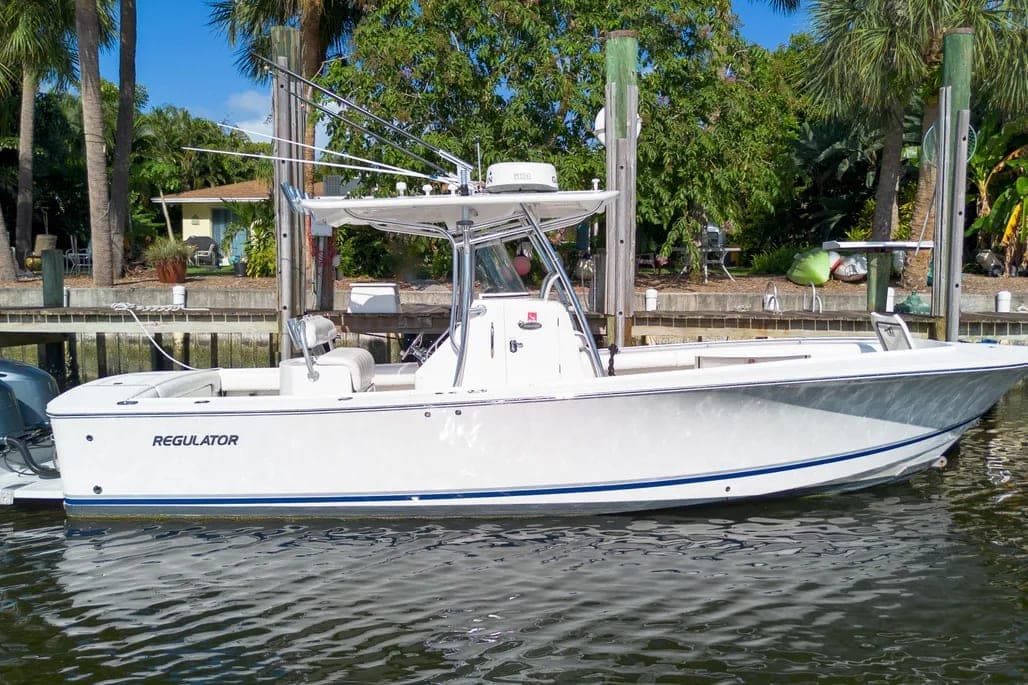 2011 Regulator 28 Forward Seating