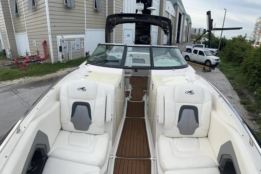 2014 Monterey 328 Super Sport thumbnail 2