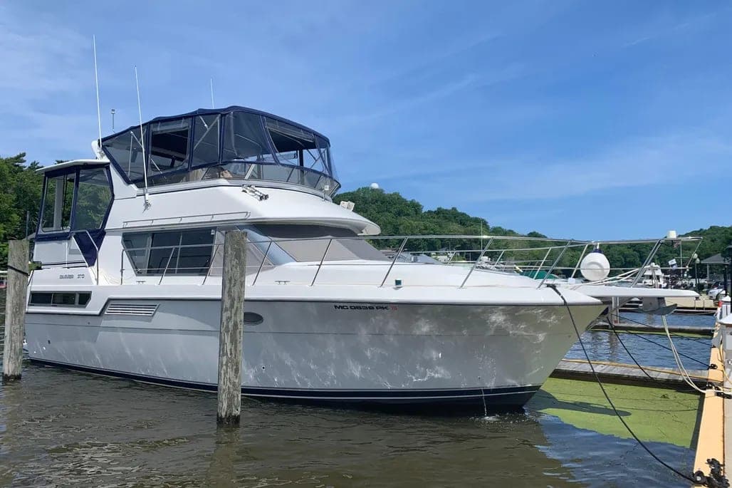1994 Carver 370 Motor Yacht thumbnail 2