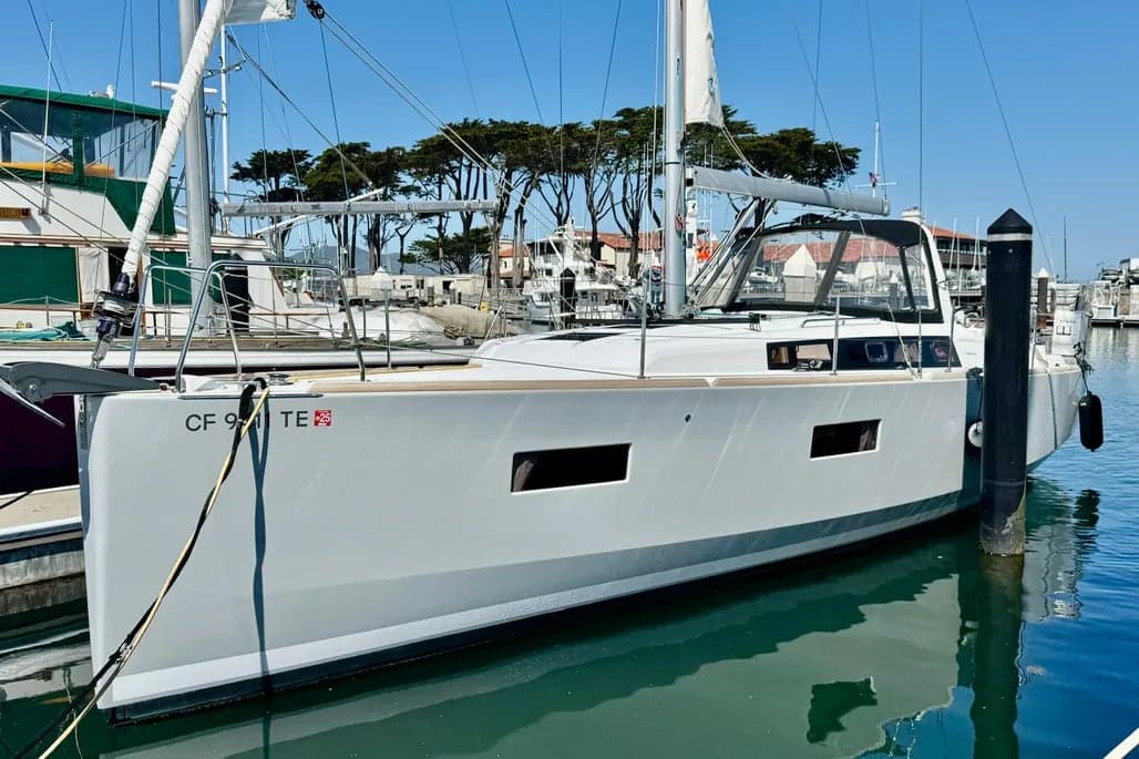 2014 Beneteau Oceanis 38 thumbnail 2
