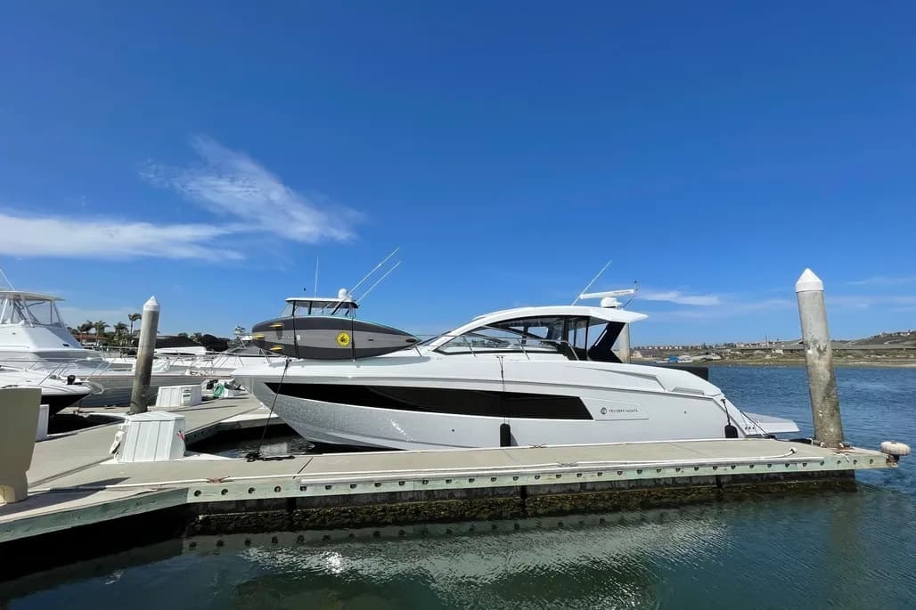 2020 Cruisers Yachts 390 EC