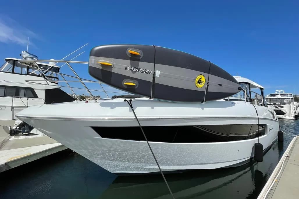 2020 Cruisers Yachts 390 EC thumbnail 1