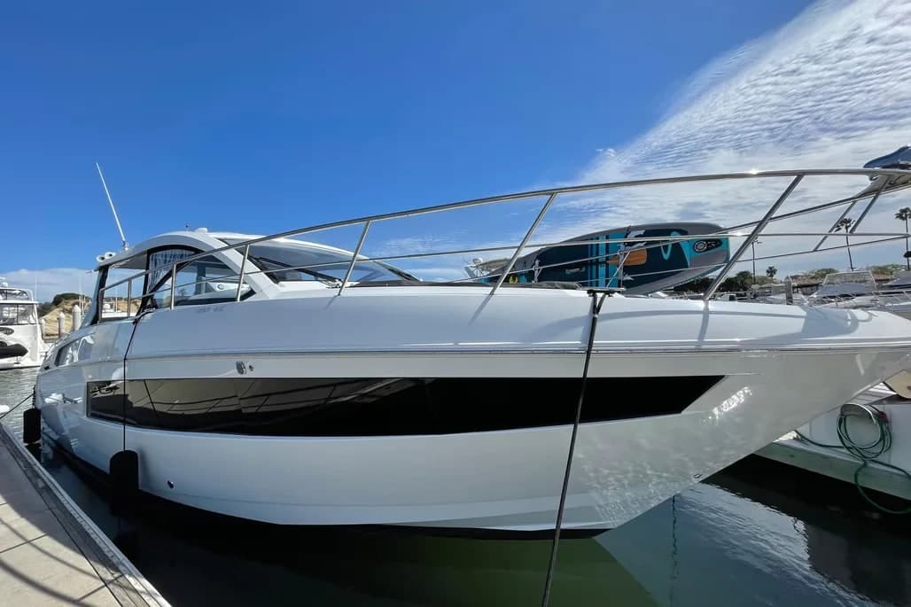 2020 Cruisers Yachts 390 EC thumbnail 2