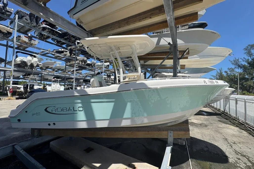 2019 Robalo R222 Center Console