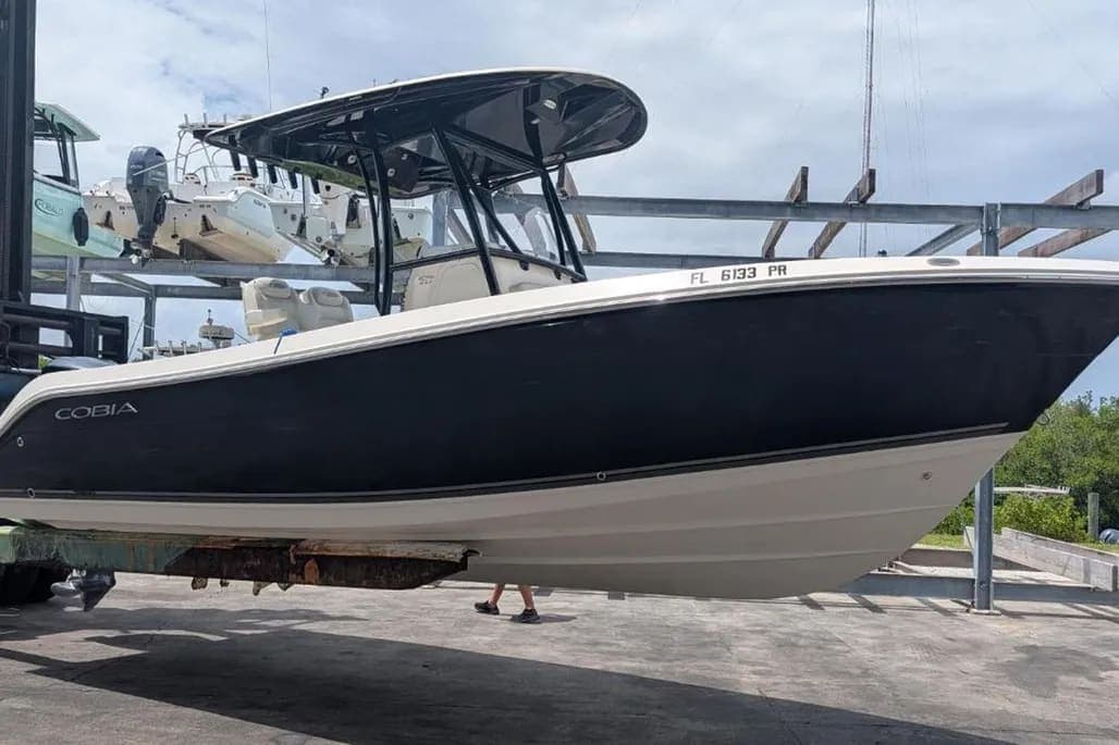 2014 Cobia 237 Center Console thumbnail 1