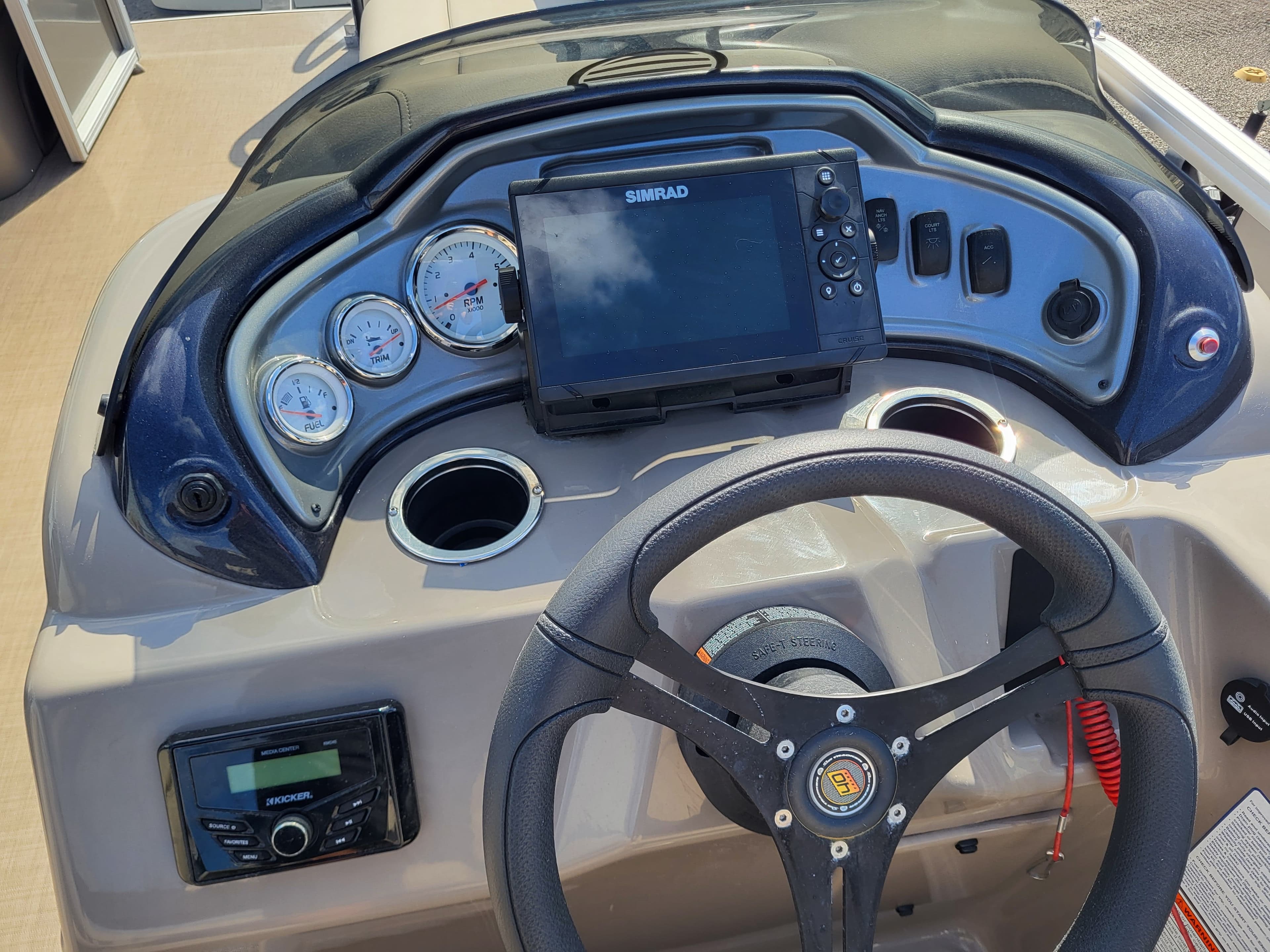 2023 Sun Tracker Party Barge 20DLX thumbnail 1