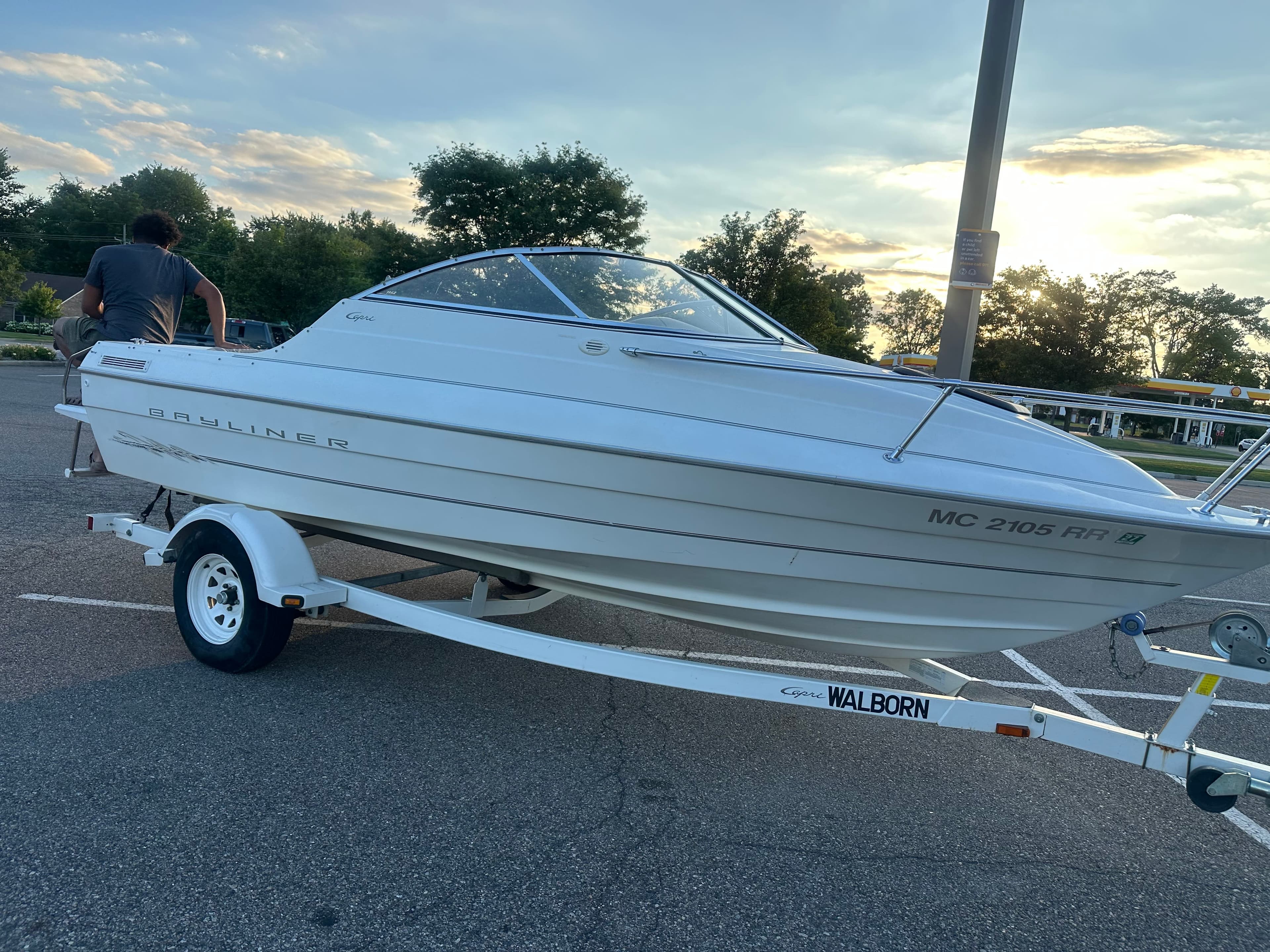 1999 Bayliner Capri cuddly cabin