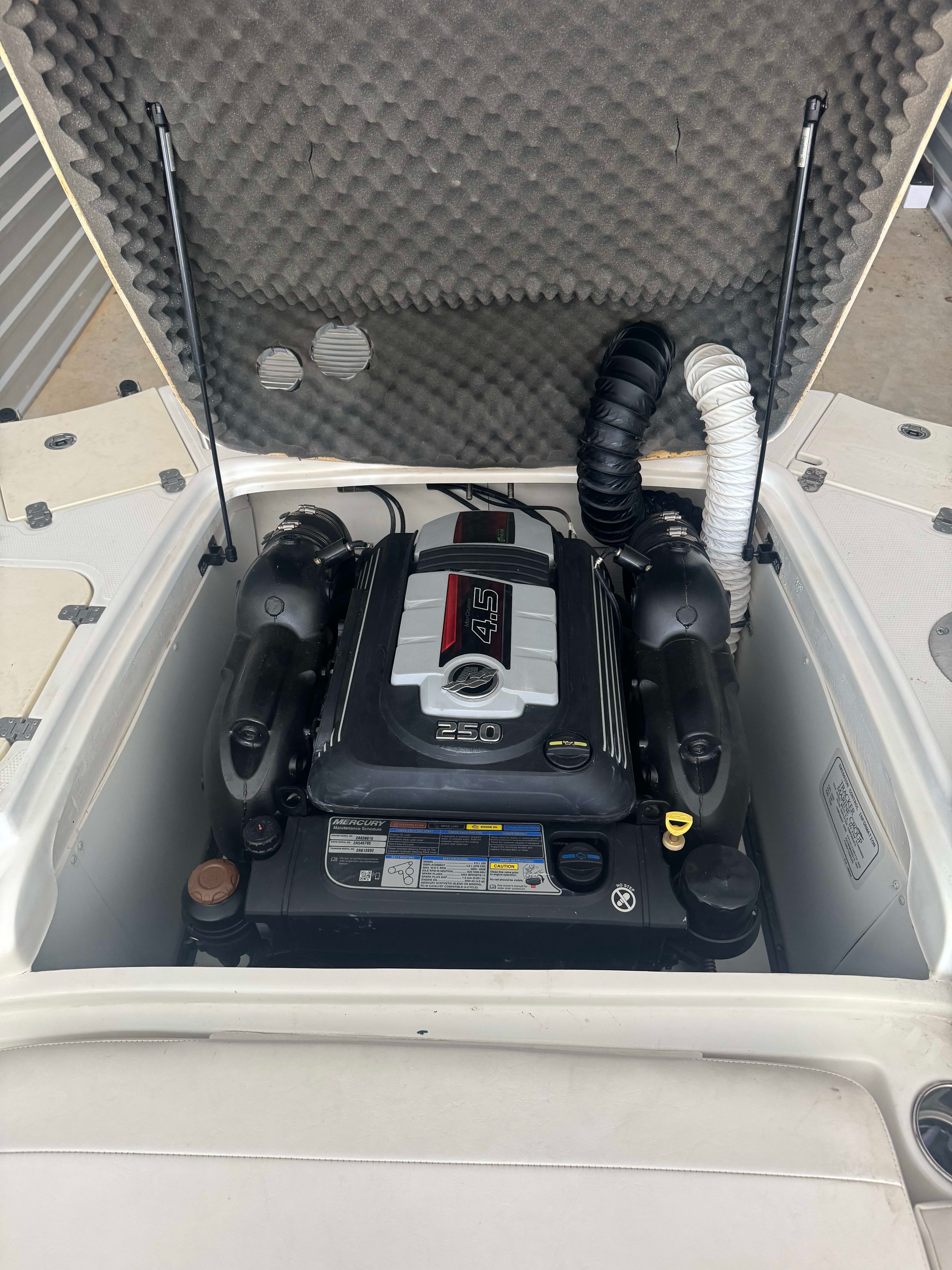 2019 Tahoe 216xi thumbnail 1