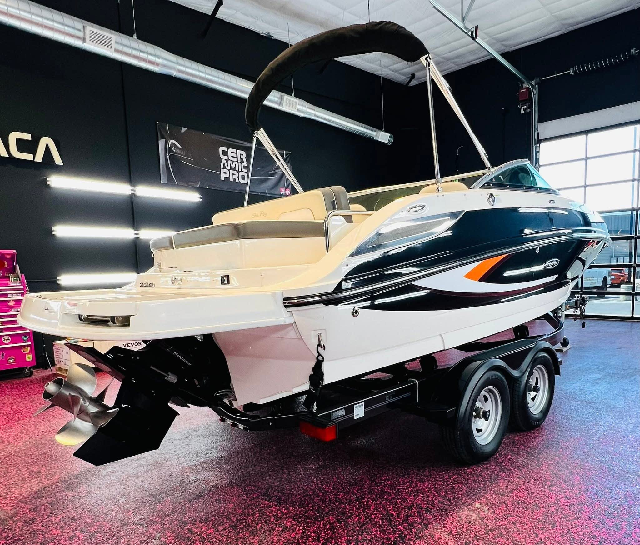 2013 Sea Ray Sundeck 220 thumbnail 2