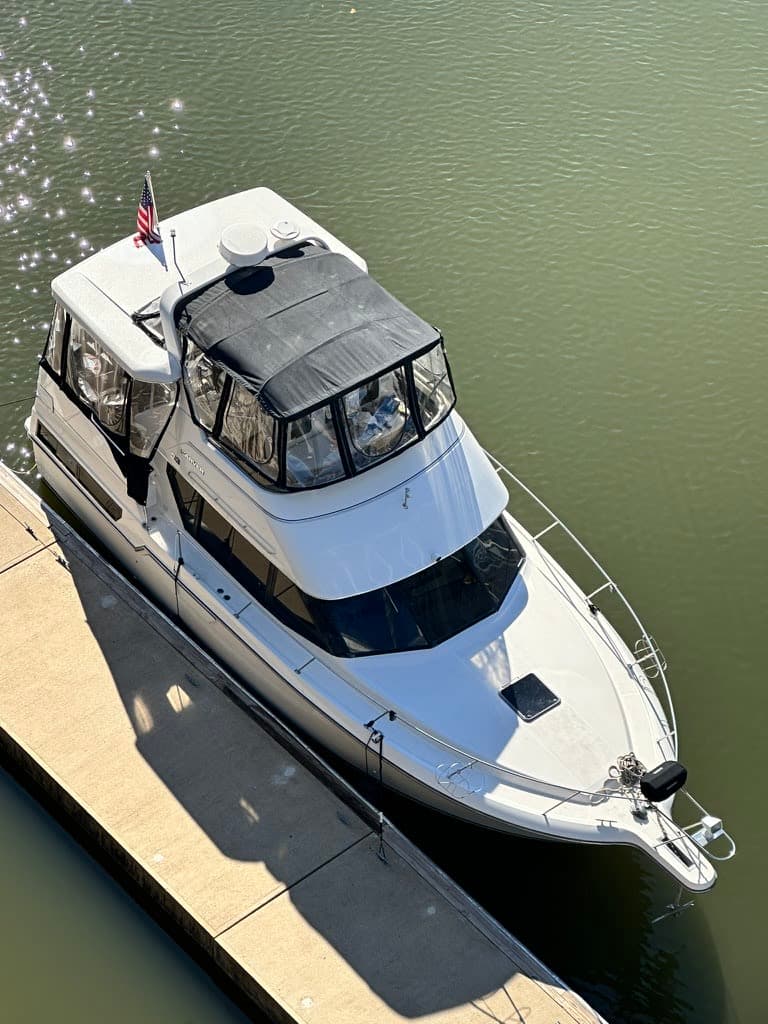 1997 Carver Carver 33 Aft Cabin