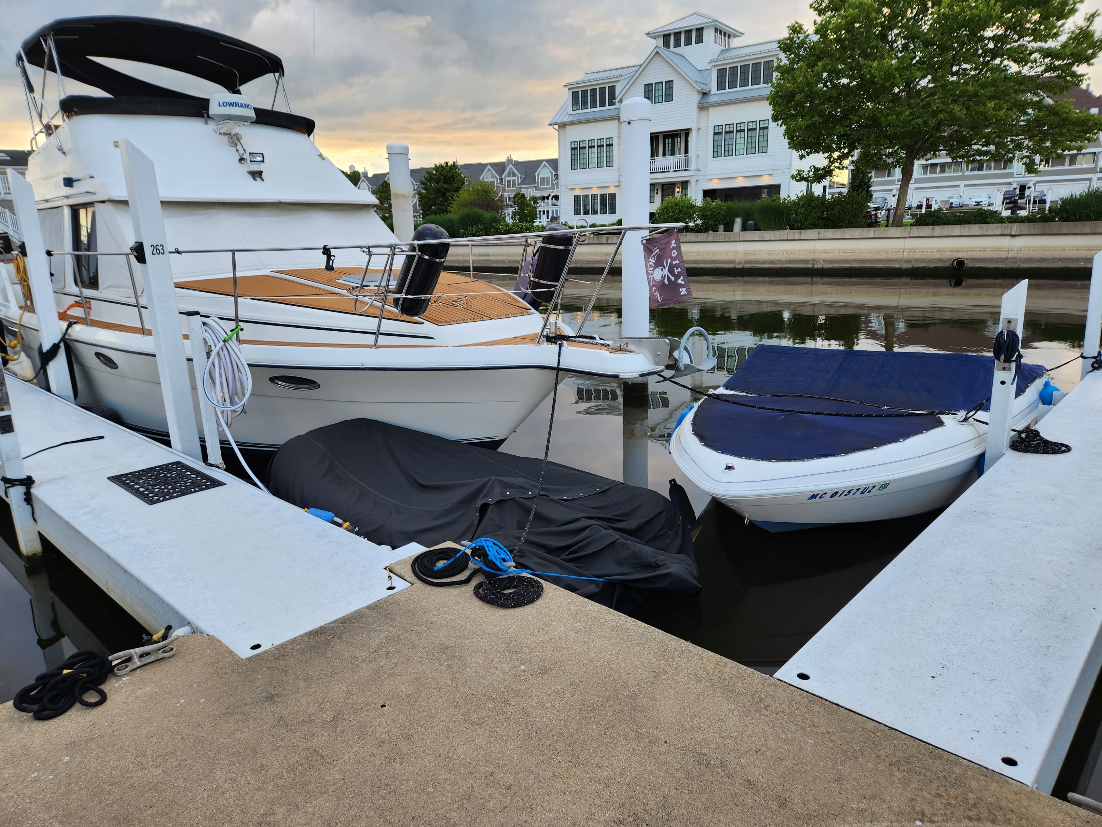 1990 Cooper Prowler Motor Yacht Motor Yacht thumbnail 2