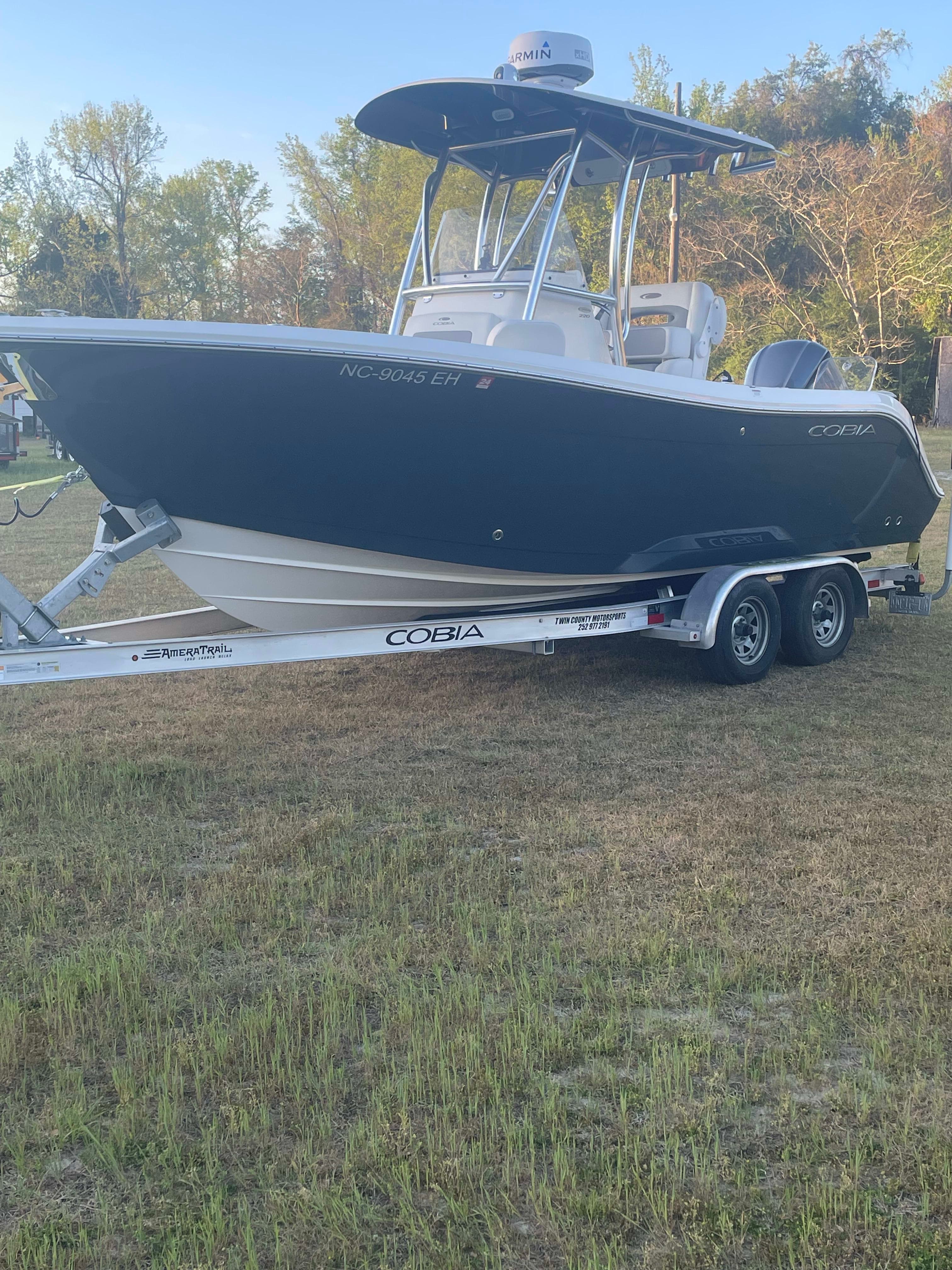 2018 Cobia 220 Center Console thumbnail 2
