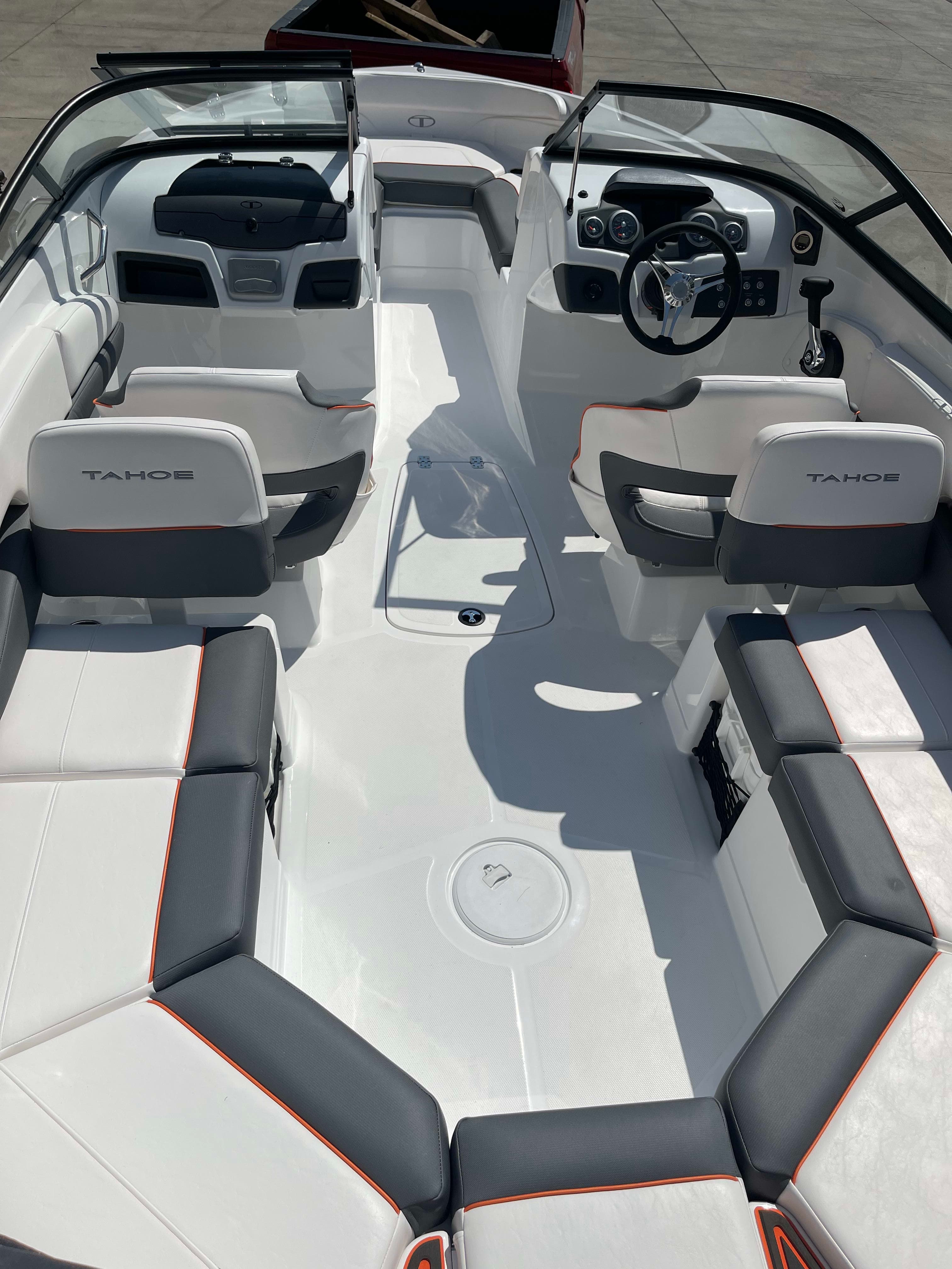 2022 Tahoe 210S thumbnail 2