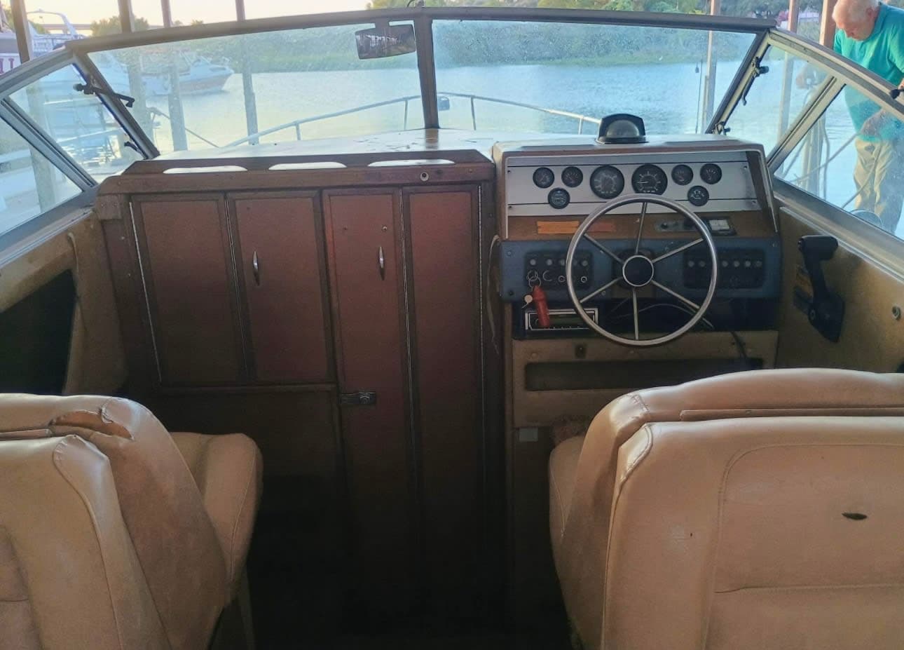1984 Sea ray Cuddy cabin thumbnail 2