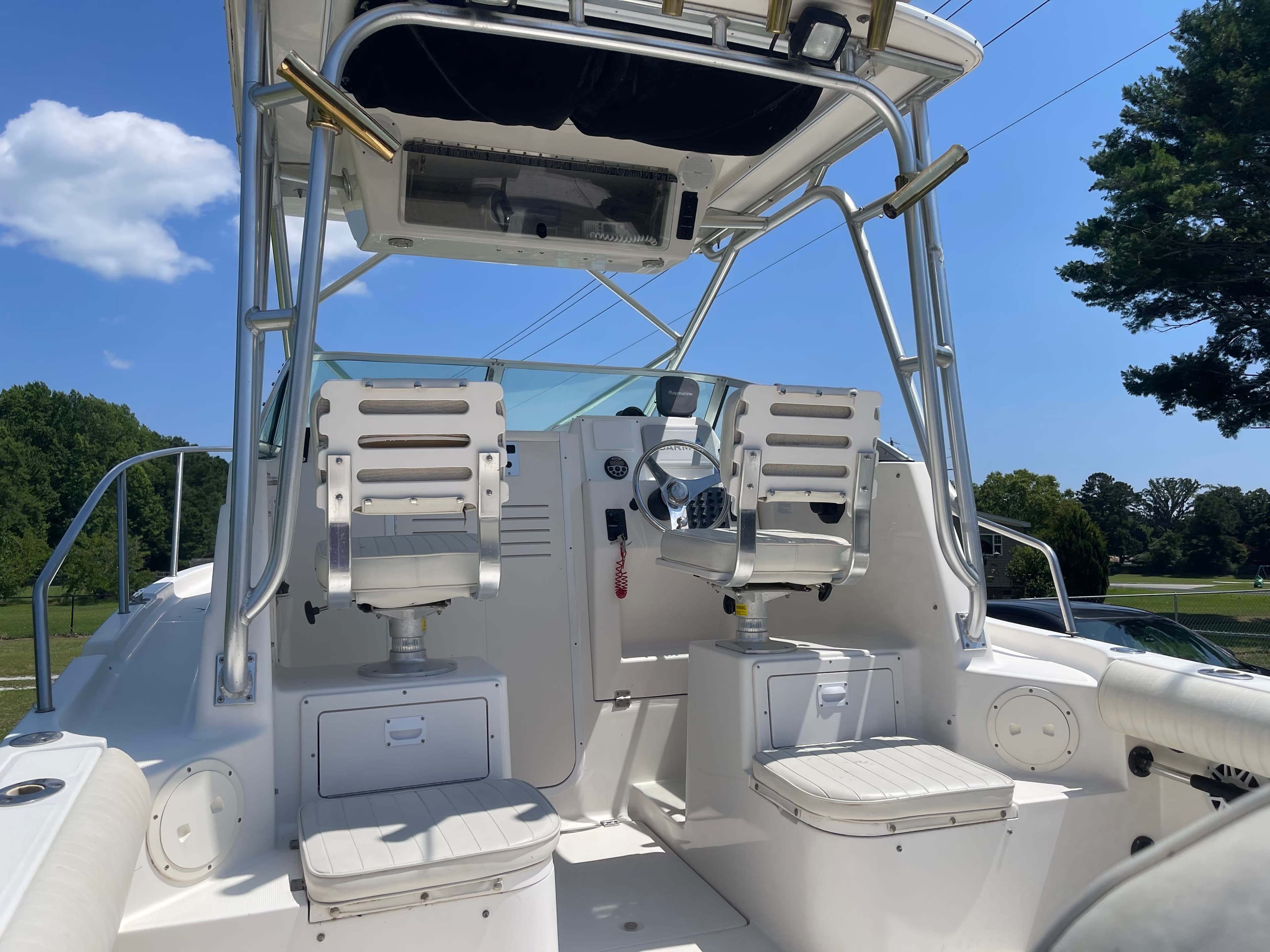2004 Robalo R235