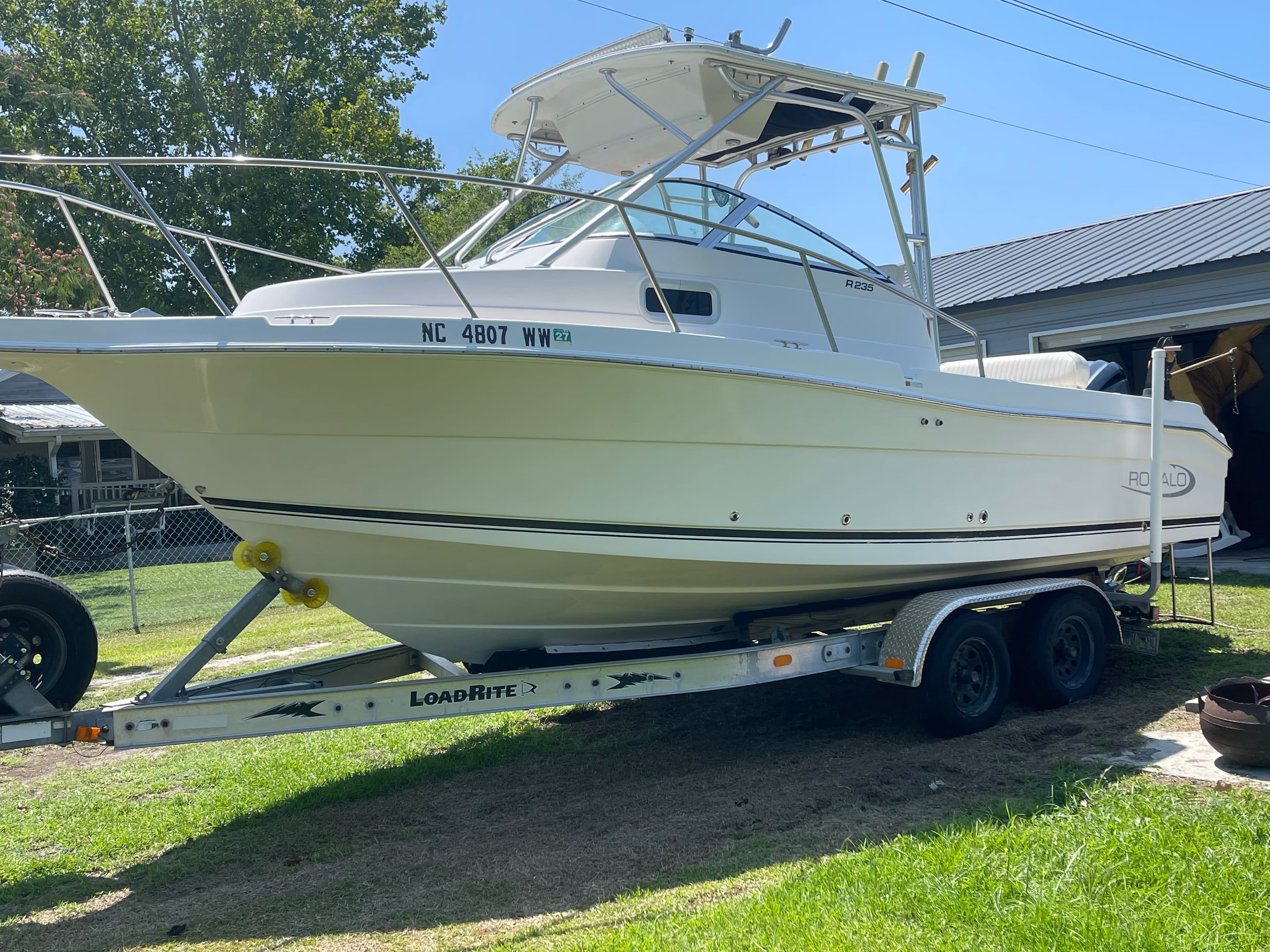 2004 Robalo R235 thumbnail 2