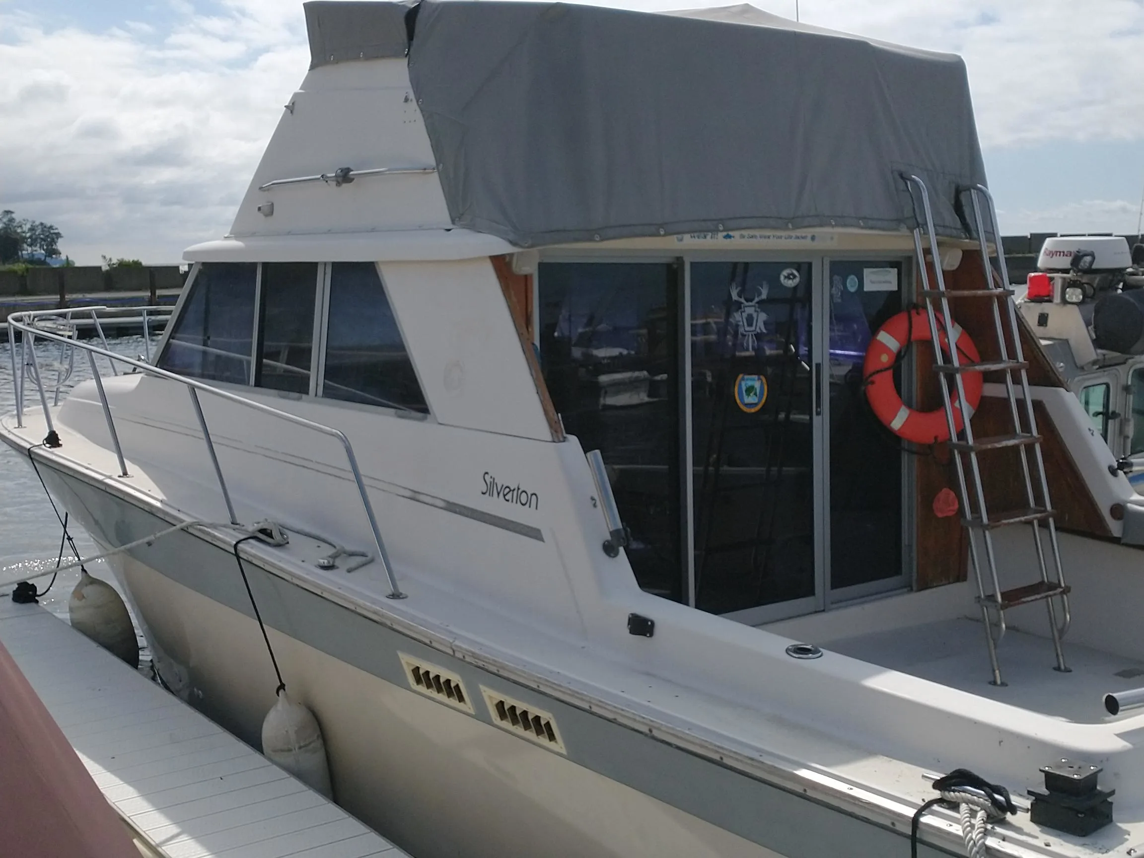 1989 Silverton Cuddy 32 Cruiser
